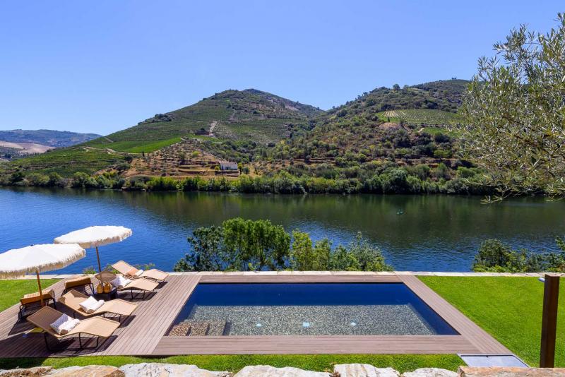 Riverfront Douro Villa With Pool in Wine Region