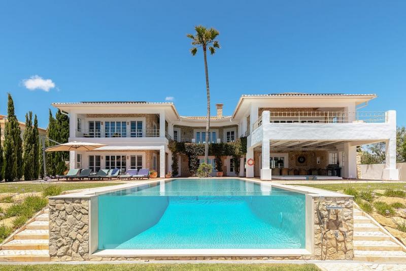 Luxury Clifftop Villa With Ocean Views in Algarve