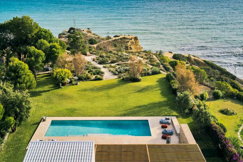 Contemporary Haven for Oceanfront Daydreaming